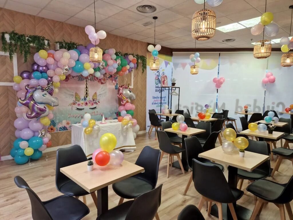 Interior de la cafetería La Ciudad Mágica
