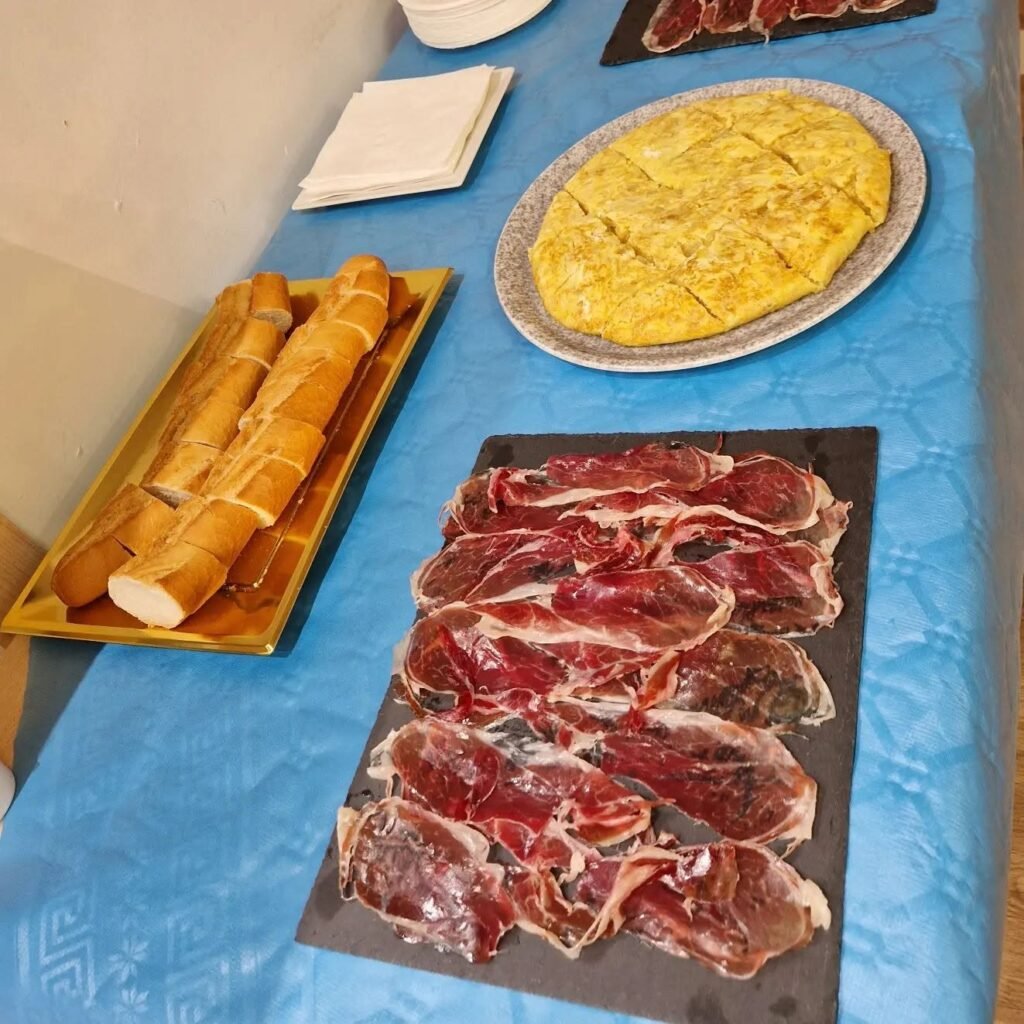 Tabla de jamón y tortilla en La Ciudad Mágica